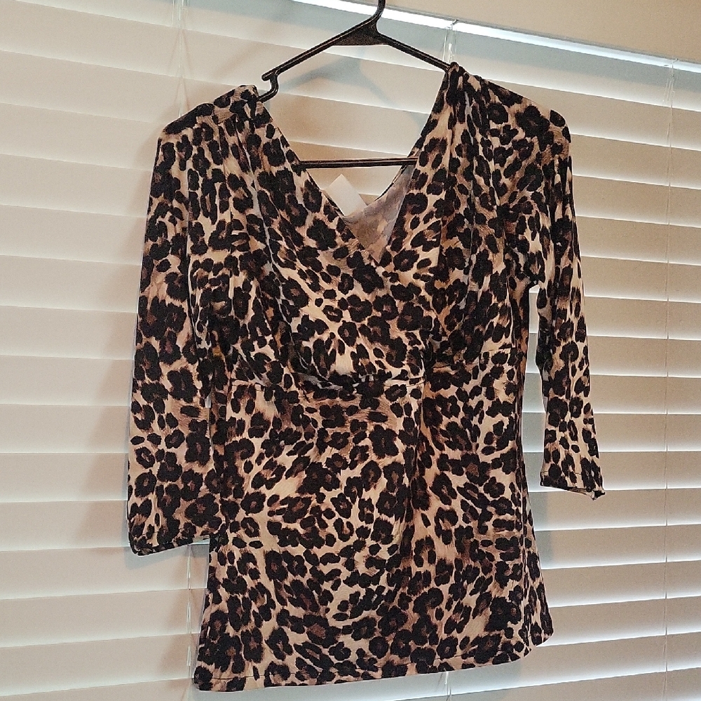 Three Quarter Sleeve V-Neck Top in Leopard Print by Hemet